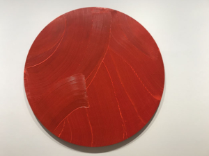 Abstraktes Gemälde. Rot, kreisrund, Pinselstriche und Textur erkennbar
