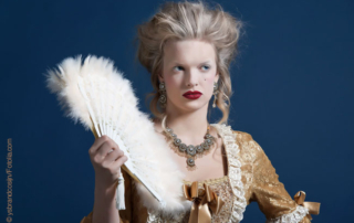 Sophie - blonde Frau im Rokoko-Kleid mit Federfächer